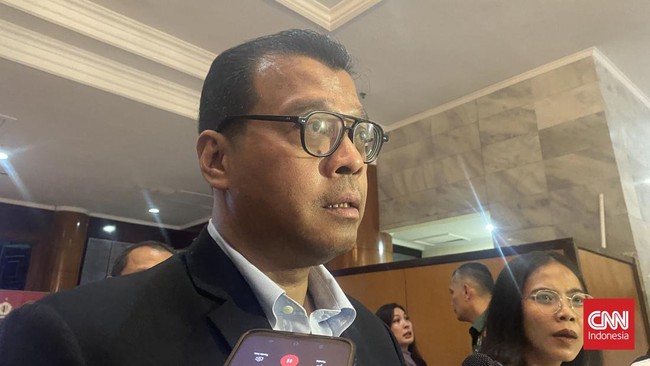 Andi Widjajanto mengatakan untuk mengantisipasi pertanyaan soal singkatan-singkatan itu membuat tim jadi kerepotan untuk hal-hal yang tidak perlu. 