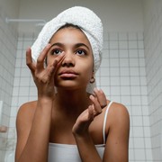 Cuaca Panas Terasa Menyengat, Ini 4 Dampak Jika Terbiasa Skip Sunscreen Setiap Harinya