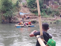 Warga Andalkan Perahu Getek saat Jembatan Mergosono Kota Malang Ditutup