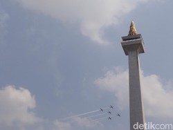 Jelang HUT ke-78 TNI, Jet Tempur Menari di Langit Jakarta