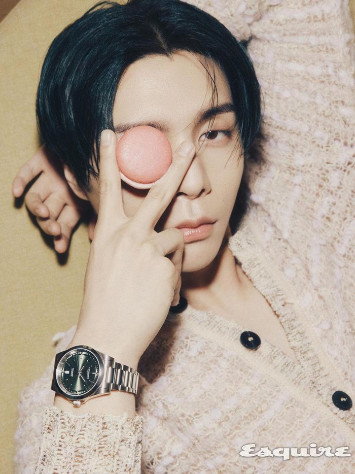 Known as a fashionista, Johnny also mentioned that one of his favorite fashion items recently is watches, you know./ Photo: instagram.com/esquire.korea