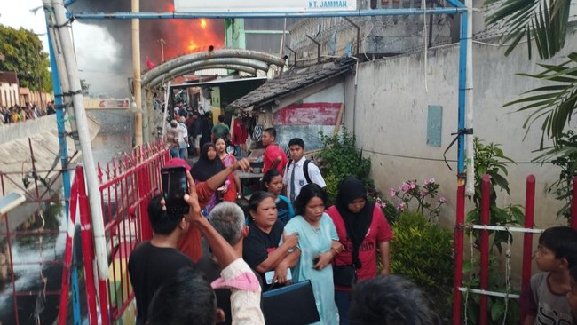 Kebakaran di Kampung Joyosudiran, Kelurahan Pasar Kliwon, Kecamatan Pasar Kliwon, Solo Selasa (3/10) sore mulai berhasil dijinakkan.