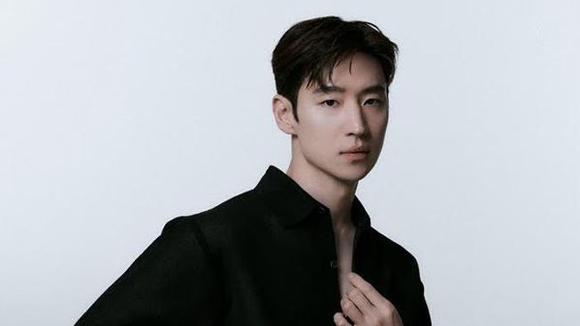 Lee Je-hoon bakal absen dari dua acara perfilman karena baru menjalani operasi imbas radang usus.