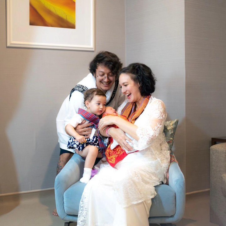 <p>Nadine Chandrawinata juga melahirkan dua anaknya di tanggal yang cantik dan spesial. Anak pertamanya, Nadi Djiwa Anggara, lahir di tanggal cantik 22 Februari 2022 atau 22.2.22. Sementara anak keduanya, Nadi Djala Anggara, lahir di tanggal 1 Oktober 2023 atau bertepatan dengan Hari Kesaktian Pancasila. (Foto: Instagram @nadinelist)</p>