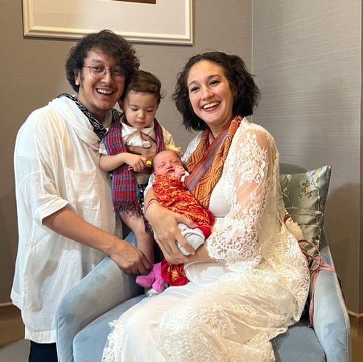 <p>Belum lama ini, Nadine Chandrawinata melahirkan anak keduanya, Bunda. Anak kedua Nadine dan Dimas Anggara ini lahir pada 1 Oktober 2023 yang bertepatan dengan Hari Kesaktian Pancasila. (Foto: Instagram: @nadinelist)</p>