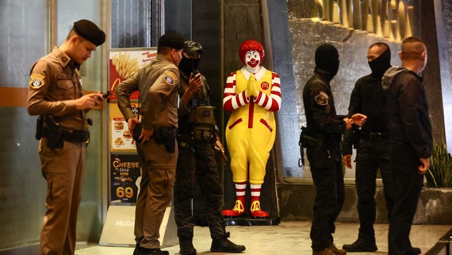 Kepolisian Thailand menangkap pelaku penembakan di mal Siam Paragon Bangkok pada Selasa (3/10). Pelaku dilaporkan anak remaja berusia 14 tahun.