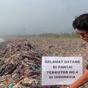 Aksi Bersih Sampah oleh Pandawara Group di Pantai Loji Ditolak oleh Kades Sangrawayang, Mengapa?