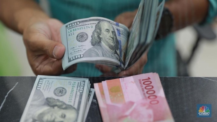 Petugas menghitung uang di tempat penukaran uang Dolar Asia, Melawai, Blok M, Jakarta, Selasa, (3/10). (CNBC Indonesia/Muhammad Sabki)