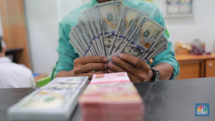 Petugas menghitung uang di tempat penukaran uang Dolar Asia, Melawai, Blok M, Jakarta, Selasa, (3/10). Petugas menghitung uang di tempat penukaran uang Dolar Asia, Melawai, Blok M, Jakarta, Selasa, (3/10). (CNBC Indonesia/Muhammad Sabki)