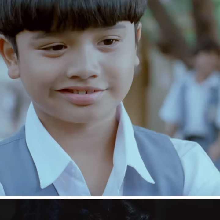 <p>Dalam kolase foto yang dibagikan oleh akun resmi film <em>Petualangan Sherina</em>, terlihat pula sosok Derby Romero yang memerankan tokoh Sadam. Jika dilihat, Derby kecil dan masa kini secara tampang tak banyak berubah, Bunda. (Foto: Instagram: @filmpetualangansherina)</p>