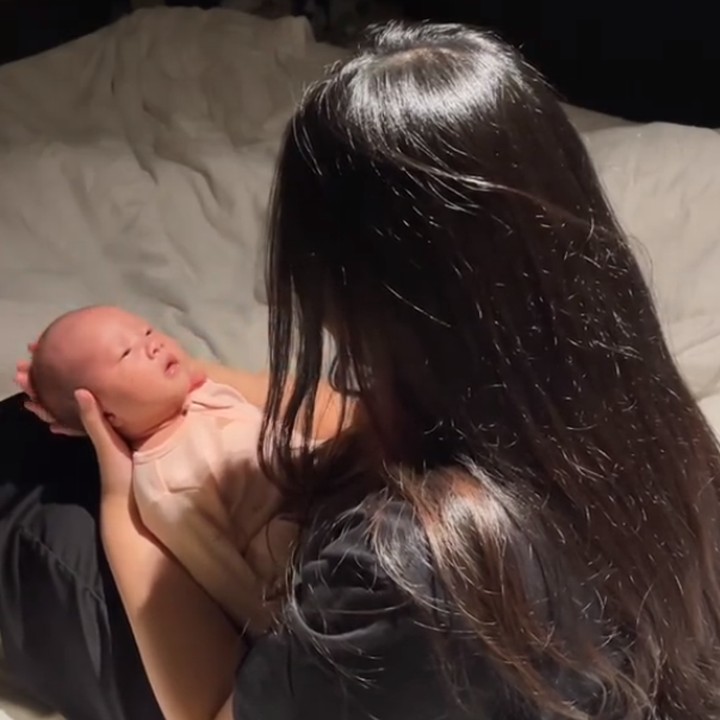 <p>"Keren juga ngurus <em>newborn</em> sendirian, sehat-sehat terus ya," ungkap seorang netizen. "Setelah Nikita Willy, Sisca juga termasuk Mama muda yang keren ngurus anak tanpa <em>babysitter</em>," tutur yang lainnya. (Foto: TikTok: @siscakohl)</p>