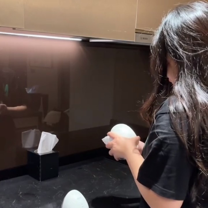 <p>Setelahnya, Sisca pun pergi ke dapur dan menyalin ASI untuk diberikan kepada Si Kecil. Lalu, ia pun kembali tertidur. (Foto: TikTok: @siscakohl)</p>