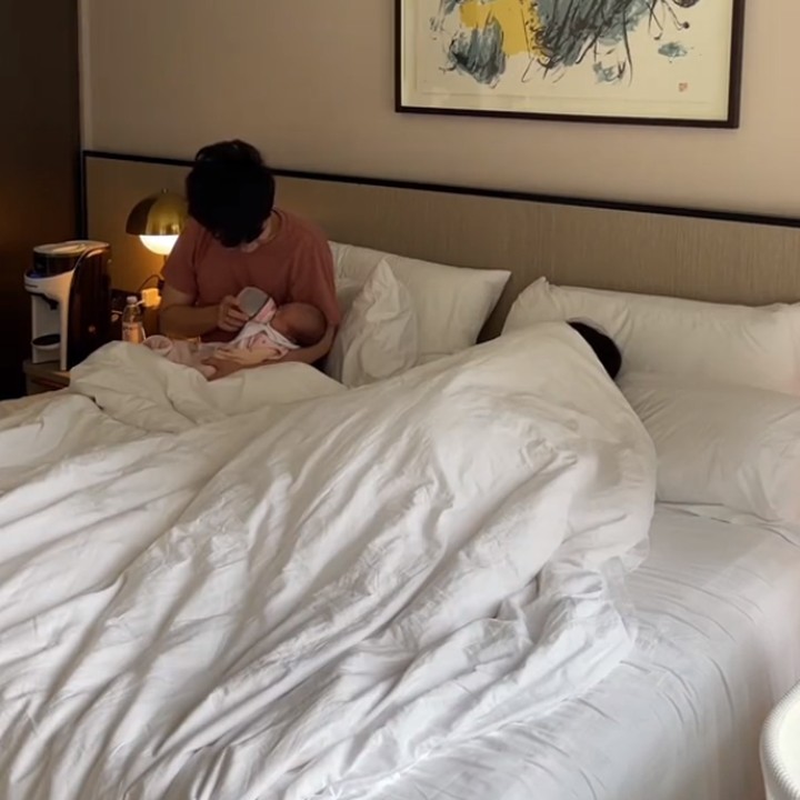 <p>Pada pukul 03.40, Sisca kembali terbangun dan memberikan susu kepada Sophia. Kali ini, sang suami ikut membantu dan bergantian menjaga Sophia sementara Sisca melanjutkan tidurnya. (Foto: TikTok: @siscakohl)</p>