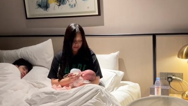 Eksklusif! Intip Aktivitas Sisca Kohl si Bunda Tajir Asuh Bayinya