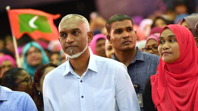 Menteri Lingkungan Hidup, Perubahan Iklim, dan Energi, Fathimath Shamnaz Ali Saleem, ditangkap karena diduga mengguna-guna Presiden Mohamed Muizzu.