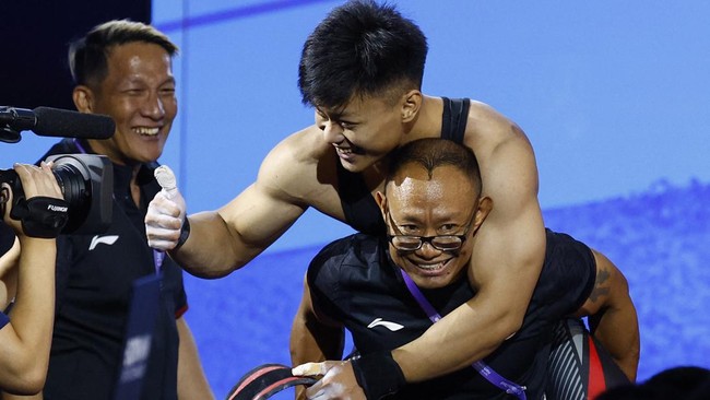 Dalam wawancara dengan CNNIndonesia.com, Rahmat Erwin Abdullah mengungkap momen indah bersama sang ayah, bonus Asian Games 2023, hingga impian emas Olimpiade.