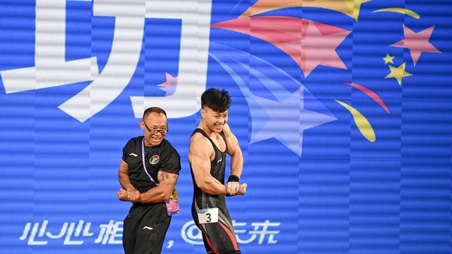 Lifter Indonesia Rahmat Erwin Abdullah meraih medali emas cabang olahraga angkat besi kelas 73kg putra Asian Games 2023 di Hangzhou, Selasa (3/10).
