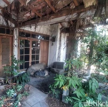 Profesi Ibu Guritno yang Tinggal Sendiri di Rumah Mewah Terbengkalai