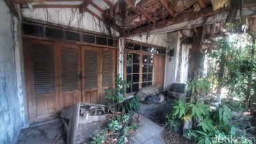 img-title Profesi Ibu Guritno yang Tinggal Sendiri di Rumah Mewah Terbengkalai