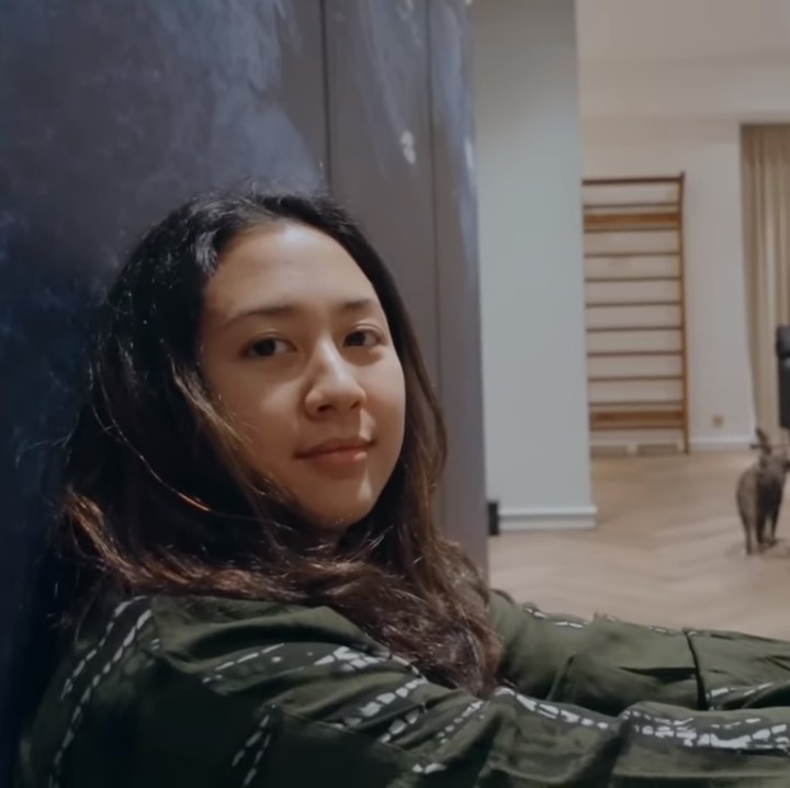 <p>Tempat tinggal mereka juga terkesan <em>homey</em> nih, Bunda. Ini karena lantai rumah mereka memakai vinyl motif kayu dengan warna coklat cerah. (Foto: YouTube Sherina and Baskara)<br /><br /><br /></p>