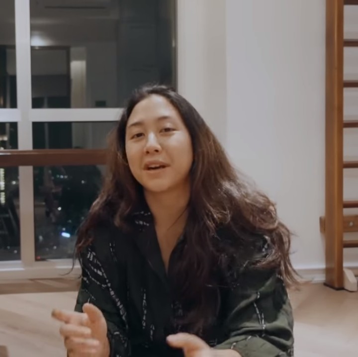 <p>Rumah artis selalu membuat kita penasaran ya, Bunda. Kali ini, Bubun sudah merangkum potret rumah dari pasangan muda Sherina and Baskara Mahendra. Pasangan yang menikah pada 3 November 2020 diketahui tinggal di sebuah apartemen. Melalui konten di YouTube mereka, berikut beberapa sudut hunian pada keduanya. (Foto: YouTube Sherina and Baskara)<br /><br /><br /></p>