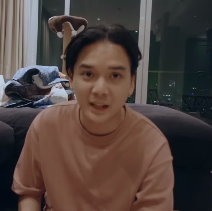 <p>Dari video berjudul 'Tentang anak kami' berdurasi kurang lebih setengah jam, keduanya mengenalkan beberapa kucing yang mereka rawat. Di sana, terlihat bahwa hunian tersebut memiliki desain minimalis dengan cat putih. (Foto: YouTube Sherina and Baskara)<br /><br /><br /></p>