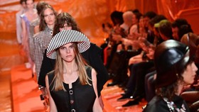 Inovasi dan Tradisi yang Berkelindan dalam Show Louis Vuitton