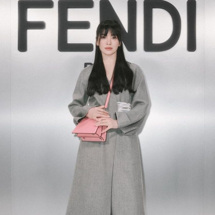 <p>Tak kalah menawan, tampilan rambut Hye Kyo pada salah satu event brand ternama dengan poni dan rambutnya yang terurai ke depan membuat tampak menggemaskan, Bunda. (Foto: Instagram @kyo1122)</p>
