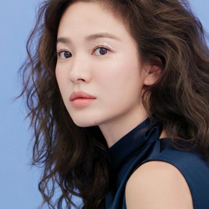 <p>Tampil berani, Hye Kyo mencoba gaya rambut keriting dalam salah satu photoshootnya, lho Bunda. Tampilan rambutnya ini menjadikan dirinya terlihat sangat menawan ya, Bunda. (Foto: Instagram @kyo1122)</p>