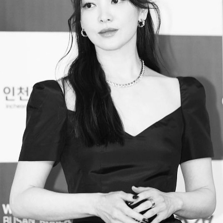 <p>Terlihat elegan, Song Hye Kyo tampil di Busan World Expo 2023 dengan rambutnya yang terurai serta poni yang menjuntai ke samping. (Foto: Instagram @kyo1122)</p>
