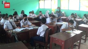 VIDEO: Siswa di Palangkaraya Tetap Sekolah di Tengah Kepungan Asap