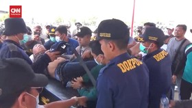 VIDEO: Polisi Pingsan Terkena Tembakan Water Canon