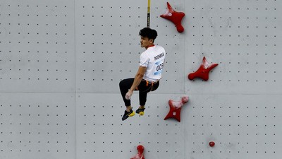 Tim panjat tebing putra Indonesia meraih medali perak pada nomor estafet yang berlangsung di Shaoxing Keqiao Yangshan Sport Climbing Centre, Rabu (4/10).