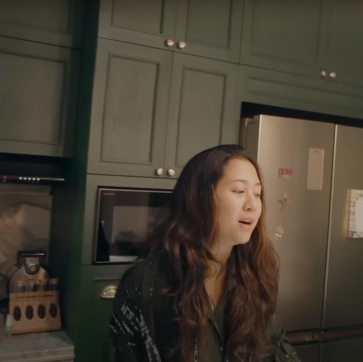 <p>Terakhir yang menarik adalah dapur, sudut paling terlihat estetik. Dari potret-potret ini, bagian mana yang menjadi favorit Bunda? (Foto: YouTube Sherina and Baskara)</p>