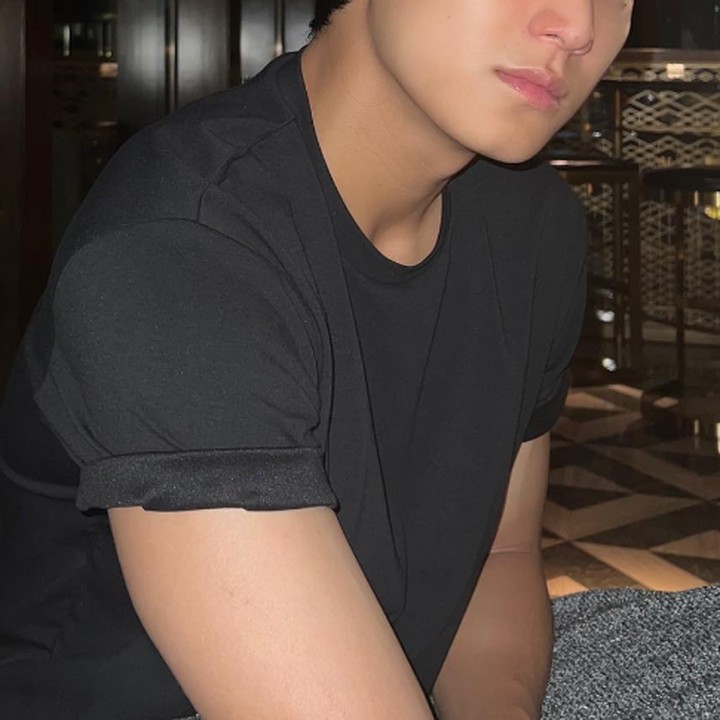 <p>Difoto dengan berbagai <em>angle</em>, Mingyu SEVENTEEN pun nampak memesona ya, Bunda. Ditambah tubuh atletisnya membuat dirinya terlihat lebih gagah. (Foto: Instagram @min9yu_k)</p>