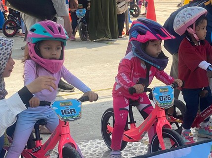 Seru Banget! Anak-anak Balapan Balance Bike, Bisa Quality Time Keluarga Juga Bun