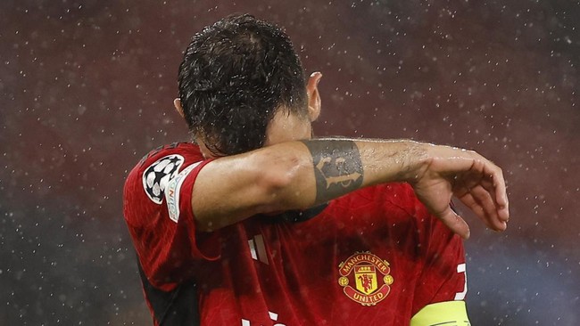 Old Trafford adalah markas kebanggaan Manchester United. Namun kini Setan Merah yang justru sering tersiksa di neraka ciptaan mereka.