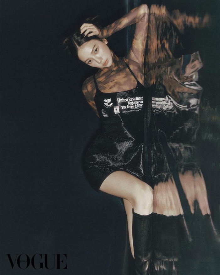 Dalam pemotretan kali ini, Karina tampil karismatik dengan balutan pakaian mewah dari brand fashion Courreges yang didirikan oleh Andre Courreges di Prancis pada tahun 1960-an lalu./ Foto: instagram.com/voguekorea