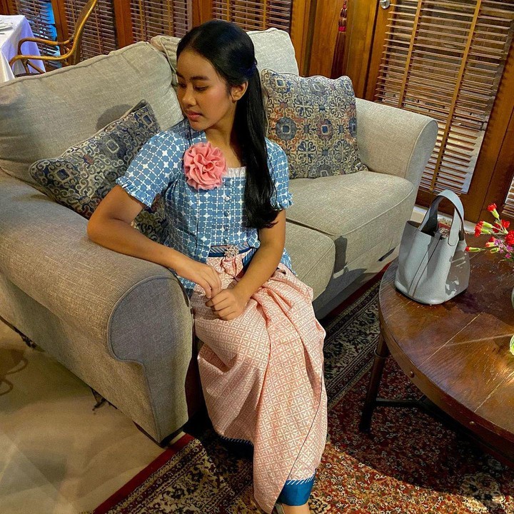 <p>Beberapa waktu yang lalu, Diarra juga terlihat hadir di acara reuni Gadis Sampul. Pada momen ini, ia hadir dengan outfit batik model kutu baru modern biru dengan bawahan kain warna salem. (Foto: Instgaram @diarrarachbini) <br /><br /><br /></p>