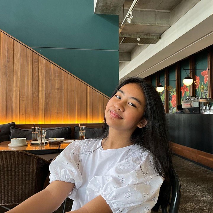 <p>Diarra lahir pada 29 Agustus 2007, saat ini ia sudah berusia 16 tahun dan menjadi Gadis Sampul 2021, lho. (Foto: Instgaram @diarrarachbini) <br /><br /><br /></p>