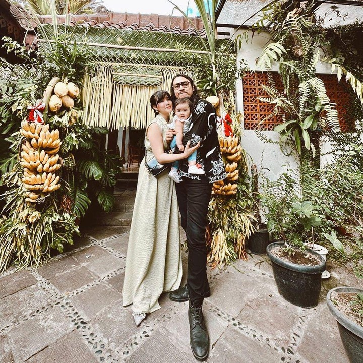 <p>Penyanyi Marcello Tahitoe atau Ello, menikah dengan Cindy Maria pada 6 Juni 2021. Saat ini, keduanya sudah dikarunia seorang putri cantik bernama Dunia Tahitoe pada 20 Februari 2023.(Foto: Instagram @marcello_tahitoe)<br /><br /><br /></p>