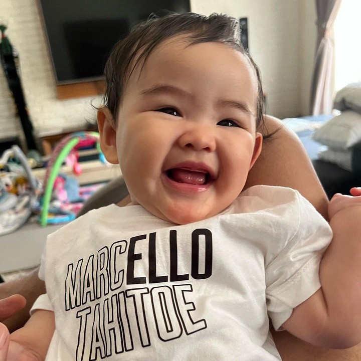 <p>Melalui media sosial Instagram, Ello cukup sering membagikan potret sang putri, nih. Ini salah satu potret Dunia saat tertawa, lucu ya, Bunda.(Foto: Instagram @marcello_tahitoe)<br /><br /><br /></p>