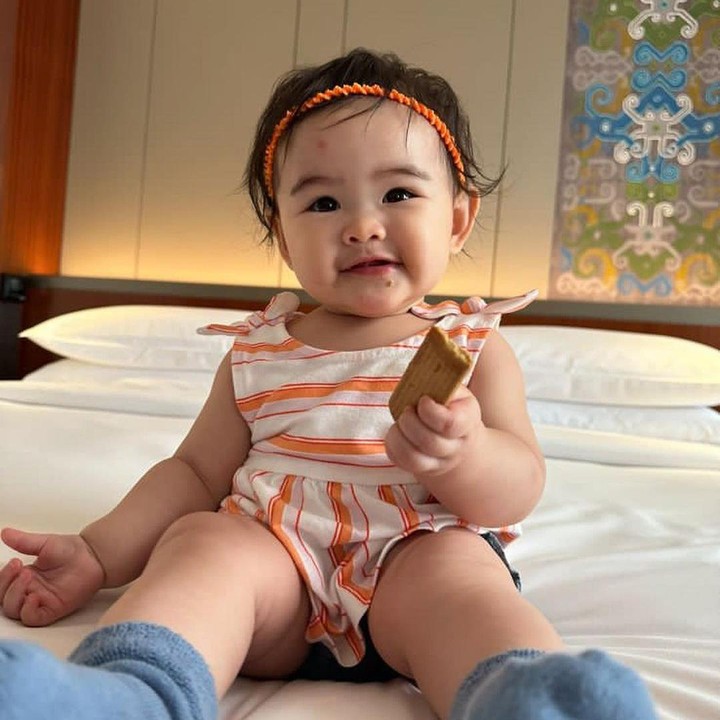 <p>Kita doakan, semoga Dunia tumbuh sehat dan happy selalu ya, Bunda. (Foto: Instagram @marcello_tahitoe)</p>