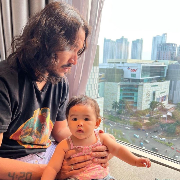 <p>Postingan-postingan Ello saat bersama sang putri selalu sukses menuai beragam komentar. Salah satunya, mereka disebut menggemaskan. "Gemessss," kata akun @miss****.(Foto: Instagram @marcello_tahitoe)<br /><br /><br /></p>
