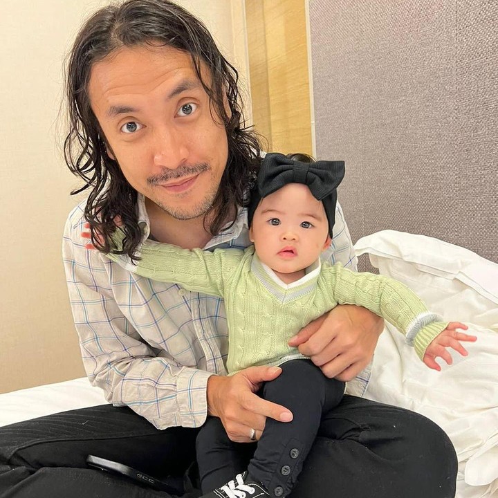 <p>Tak hanya sang putri, pria berusia 40 tahun ini juga terhitung sering memamerkan momen kebersamaannya dengan Dunia. Berikut saat ini memomong sang putri. (Foto: Instagram @marcello_tahitoe)<br /><br /><br /></p>