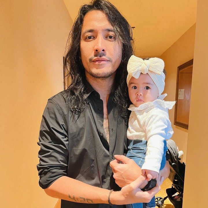 <p>Dari beberapa potret Ello saat memomong bayinya, mana yang menjadi favorit Bunda?(Foto: Instagram @marcello_tahitoe)<br /><br /><br /></p>