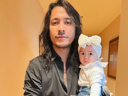7 Momen Manis saat Ello Momong Sang Putri Dunia yang Menggemaskan