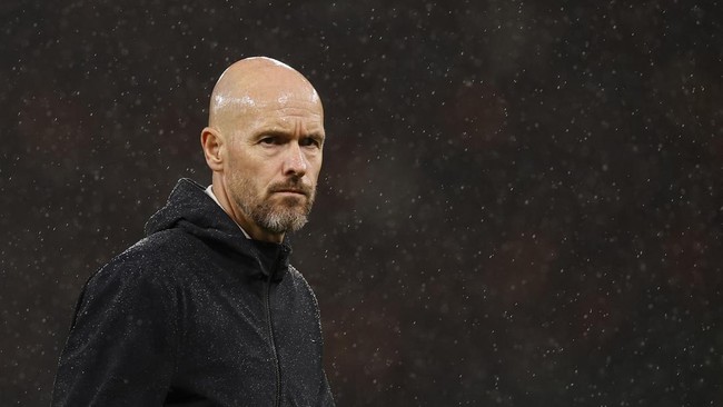 Manchester United melarang jurnalis dari empat media untuk hadir di konferensi pers Erik Ten Hag jelang duel lawan Chelsea.
