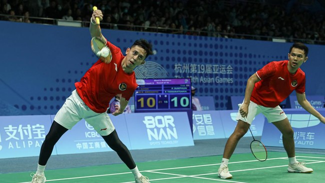 PBSI memasang target tiga medali emas Asian Games. Namun saat Asian Games baru memasuki babak perempat final, Indonesia tinggal memiliki tiga wakil