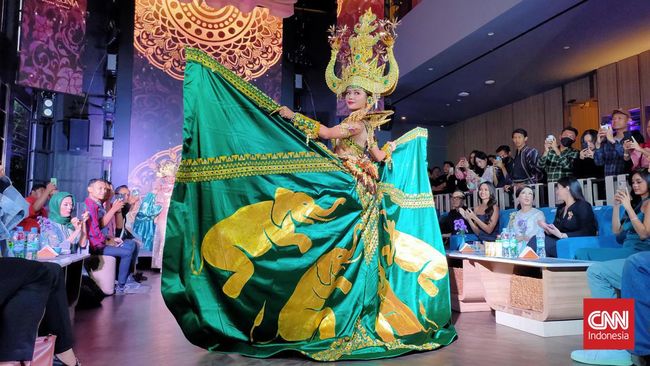 Puteri Indonesia 2023 Farhana Nariswari mengusung keindahan Lampung lewat national costume untuk ajang Miss International 2023.